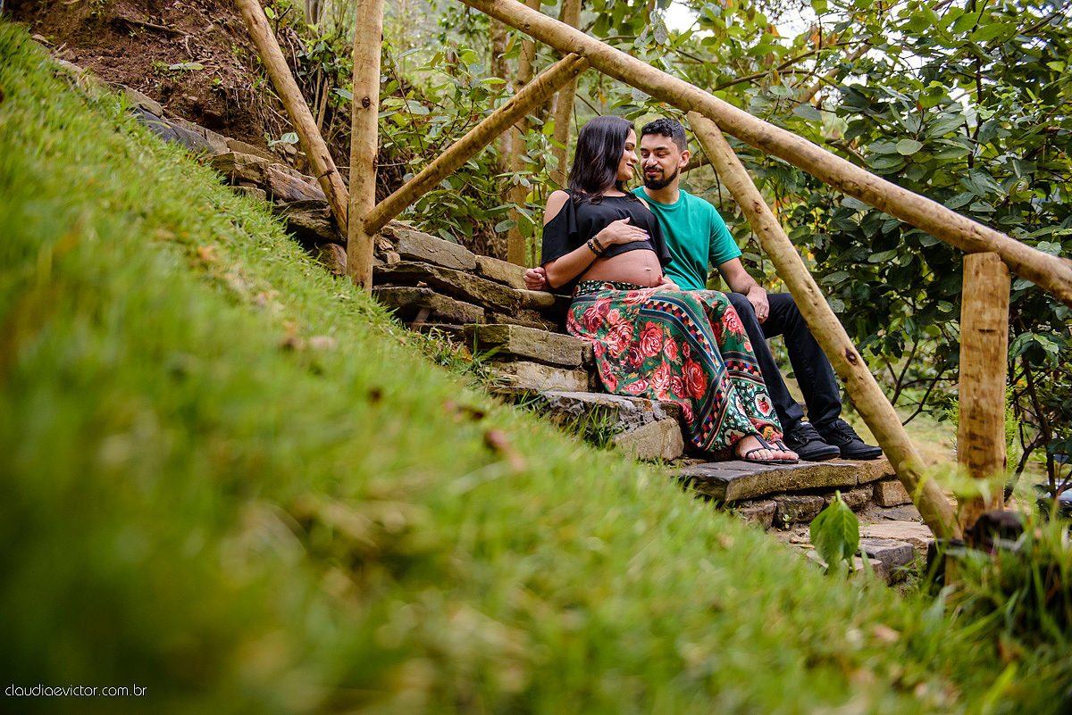 Lindo ensaio de gestante e grávida feito por fotógrafos de casamento de vila velha fotógrafos de casamento de vitória fotógrafos de casamento de serra espirito santo es numa cachoeira em brejetuba