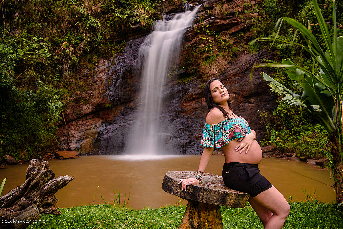 Lindo ensaio de gestante e grávida feito por fotógrafos de casamento de vila velha fotógrafos de casamento de vitória fotógrafos de casamento de serra espirito santo es numa cachoeira em brejetuba