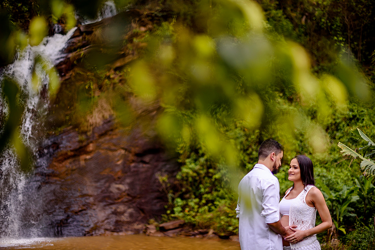 Lindo ensaio de gestante e grávida feito por fotógrafos de casamento de vila velha fotógrafos de casamento de vitória fotógrafos de casamento de serra espirito santo es numa cachoeira em brejetuba