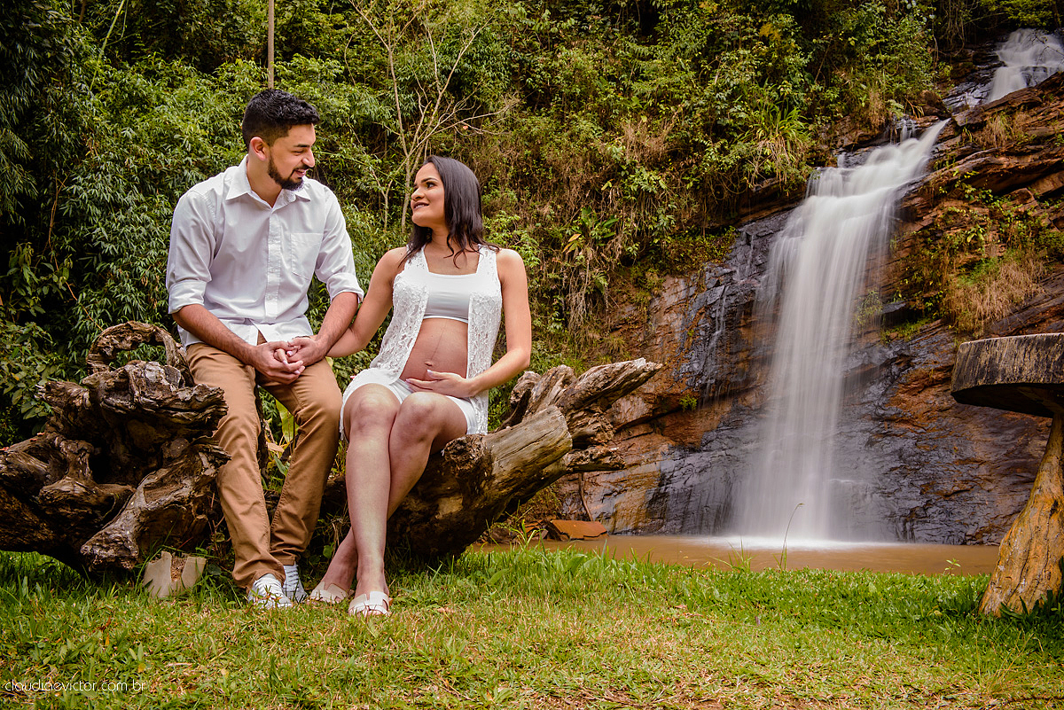 Lindo ensaio de gestante e grávida feito por fotógrafos de casamento de vila velha fotógrafos de casamento de vitória fotógrafos de casamento de serra espirito santo es numa cachoeira em brejetuba