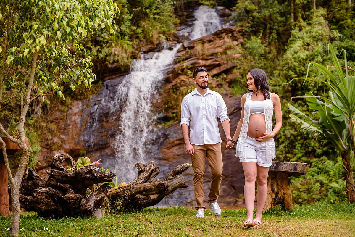 Lindo ensaio de gestante e grávida feito por fotógrafos de casamento de vila velha fotógrafos de casamento de vitória fotógrafos de casamento de serra espirito santo es numa cachoeira em brejetuba
