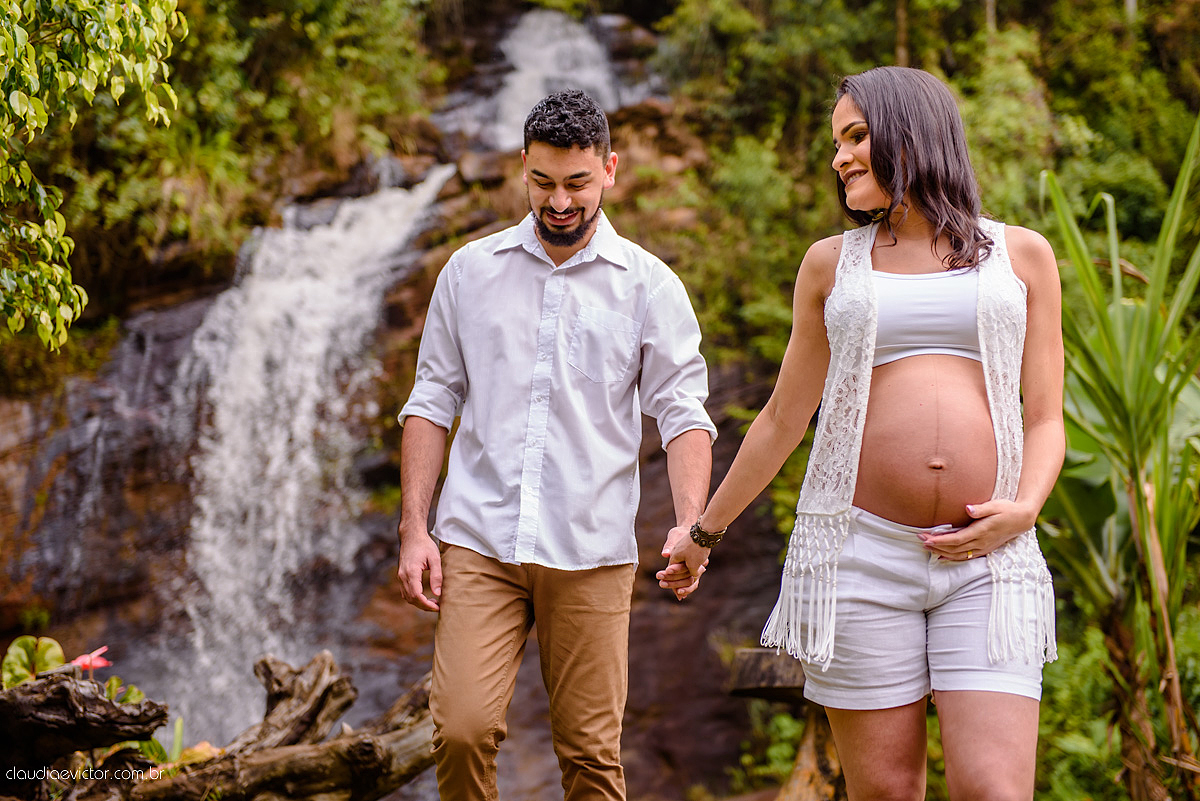 Lindo ensaio de gestante e grávida feito por fotógrafos de casamento de vila velha fotógrafos de casamento de vitória fotógrafos de casamento de serra espirito santo es numa cachoeira em brejetuba