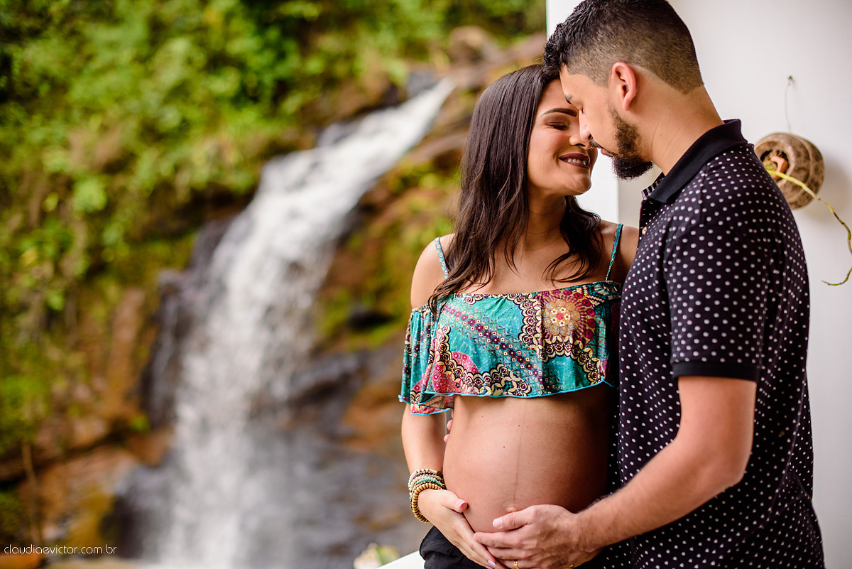 Lindo ensaio de gestante e grávida feito por fotógrafos de casamento de vila velha fotógrafos de casamento de vitória fotógrafos de casamento de serra espirito santo es numa cachoeira em brejetuba