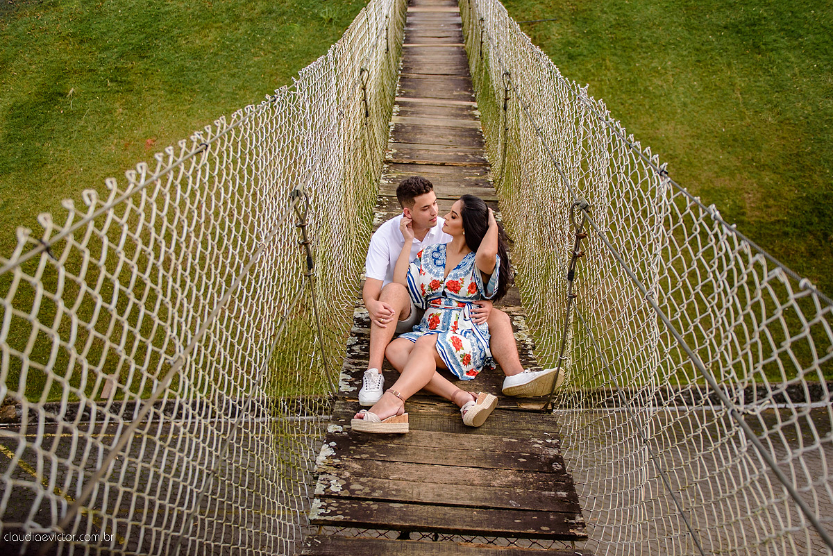 Lindo ensaio de casal realizado em domingos martins por fotógrafos de casamento de vila velha fotógrafos de casamento de vitória fotógrafos de casamento de serra com noivo noiva ponte e flores