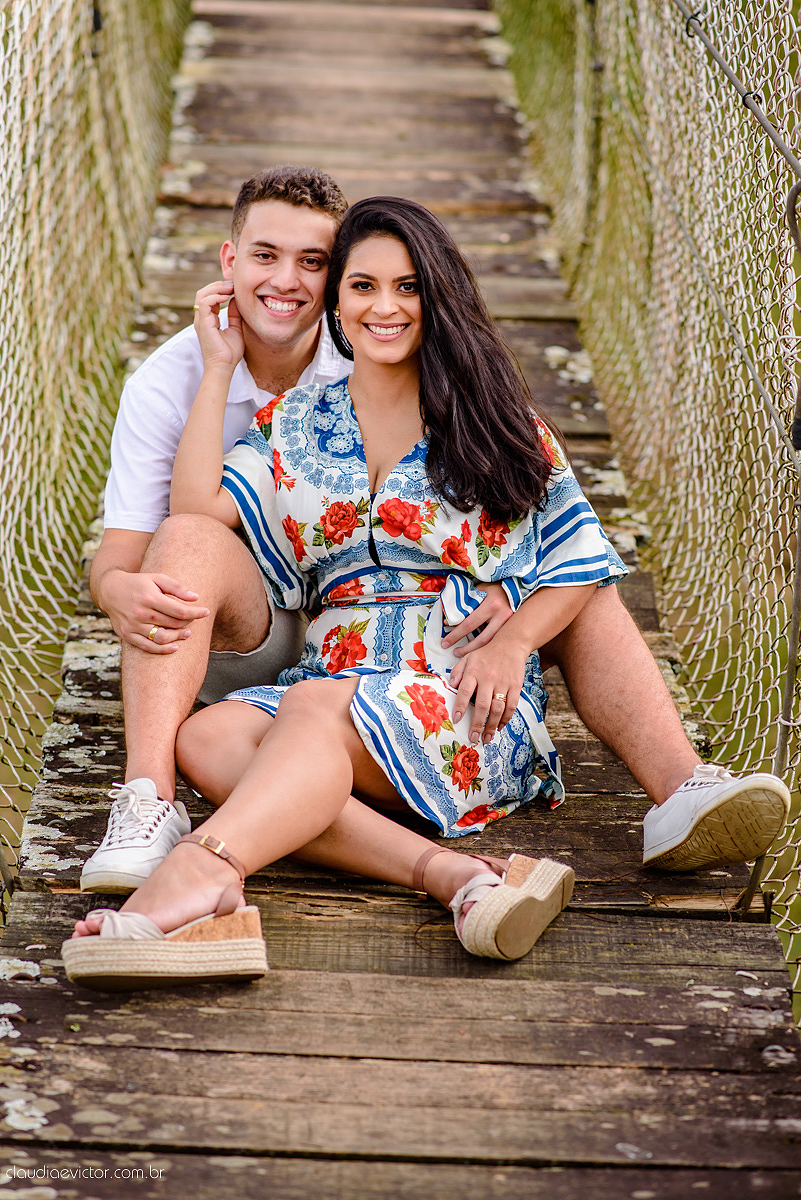 Lindo ensaio de casal realizado em domingos martins por fotógrafos de casamento de vila velha fotógrafos de casamento de vitória fotógrafos de casamento de serra com noivo noiva ponte e flores