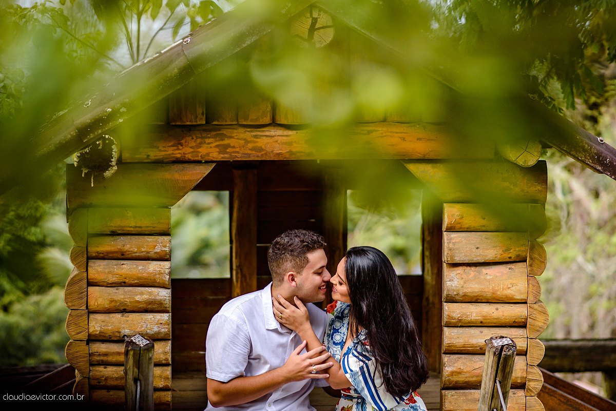 Lindo ensaio de casal realizado em domingos martins por fotógrafos de casamento de vila velha fotógrafos de casamento de vitória fotógrafos de casamento de serra com noivo noiva ponte e flores