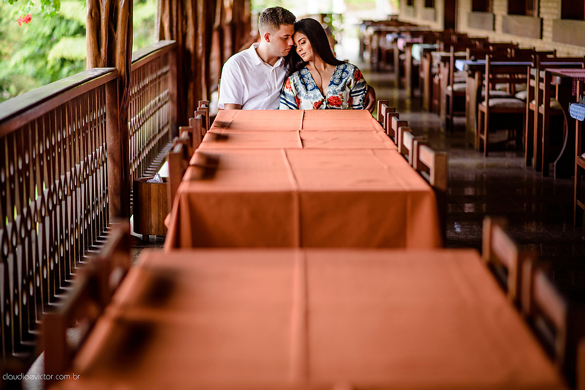 Lindo ensaio de casal realizado em domingos martins por fotógrafos de casamento de vila velha fotógrafos de casamento de vitória fotógrafos de casamento de serra com noivo noiva ponte e flores