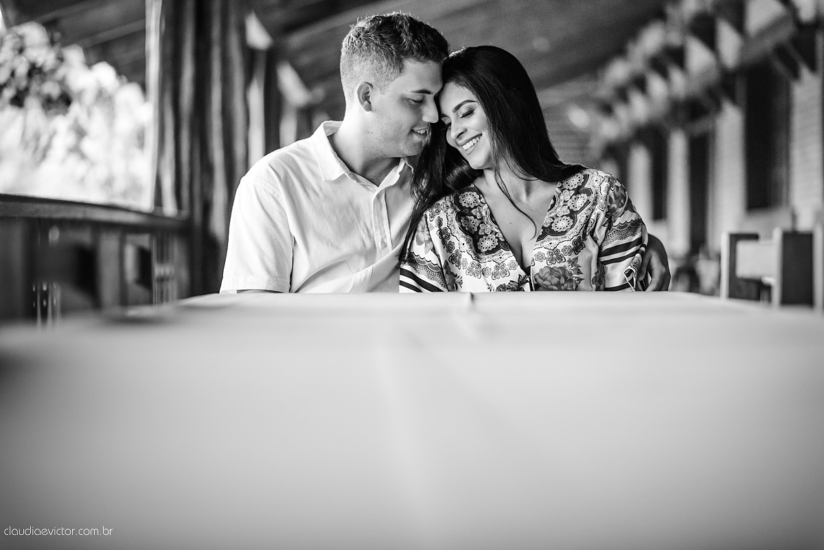 Lindo ensaio de casal realizado em domingos martins por fotógrafos de casamento de vila velha fotógrafos de casamento de vitória fotógrafos de casamento de serra com noivo noiva ponte e flores