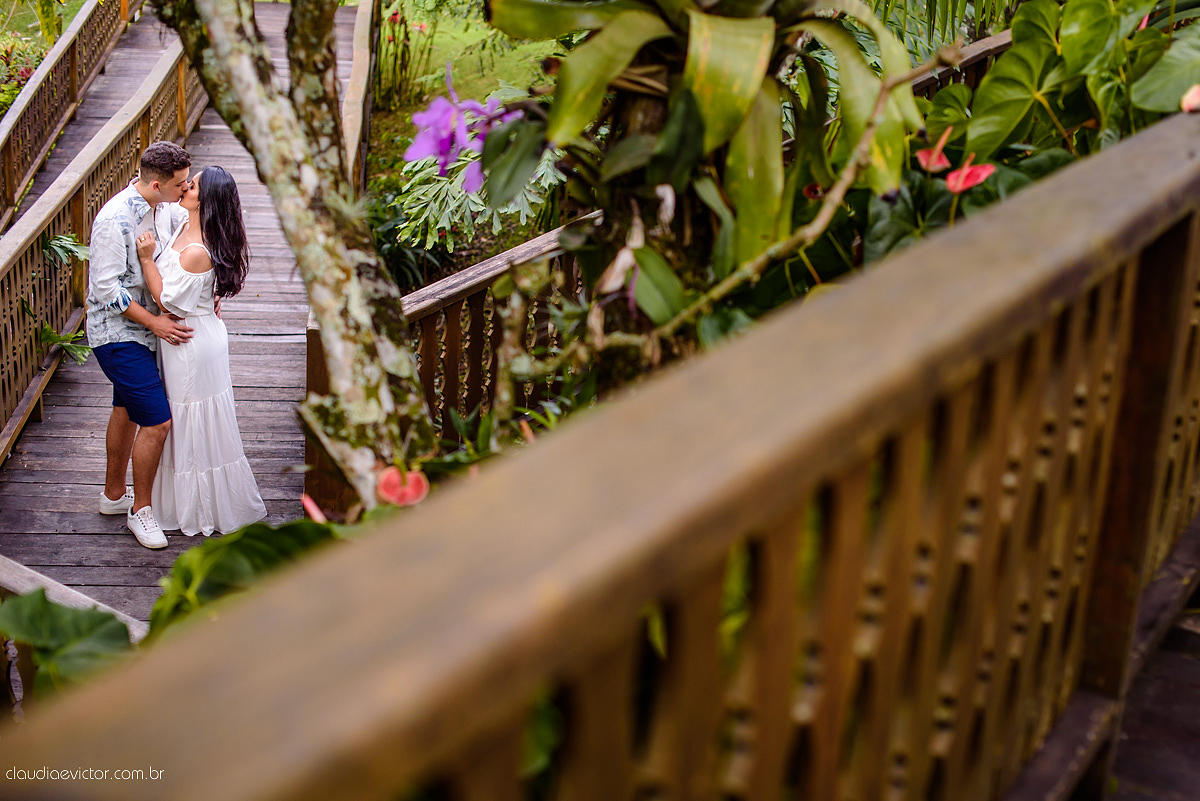 Lindo ensaio de casal realizado em domingos martins por fotógrafos de casamento de vila velha fotógrafos de casamento de vitória fotógrafos de casamento de serra com noivo noiva ponte e flores