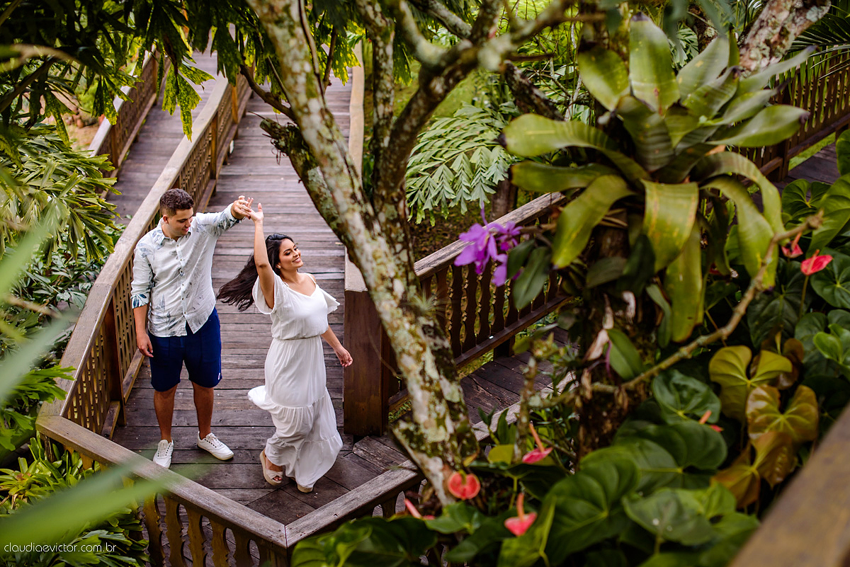 Lindo ensaio de casal realizado em domingos martins por fotógrafos de casamento de vila velha fotógrafos de casamento de vitória fotógrafos de casamento de serra com noivo noiva ponte e flores