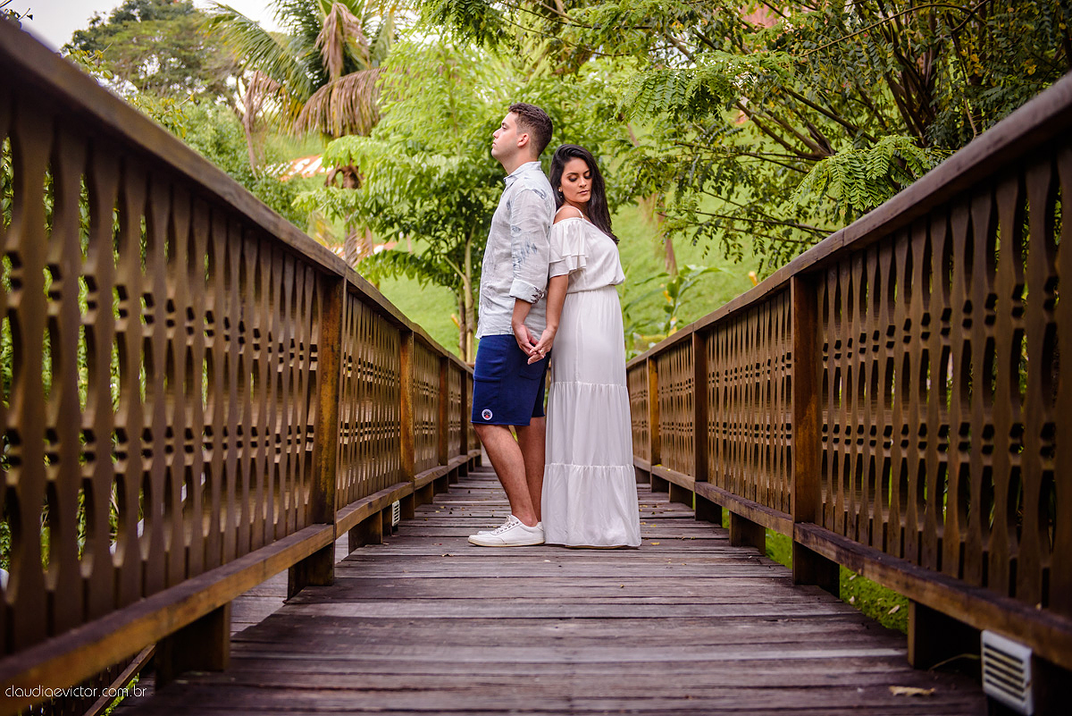 Lindo ensaio de casal realizado em domingos martins por fotógrafos de casamento de vila velha fotógrafos de casamento de vitória fotógrafos de casamento de serra com noivo noiva ponte e flores