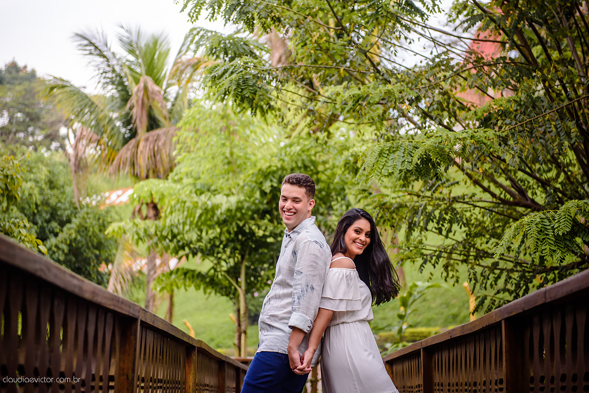 Lindo ensaio de casal realizado em domingos martins por fotógrafos de casamento de vila velha fotógrafos de casamento de vitória fotógrafos de casamento de serra com noivo noiva ponte e flores