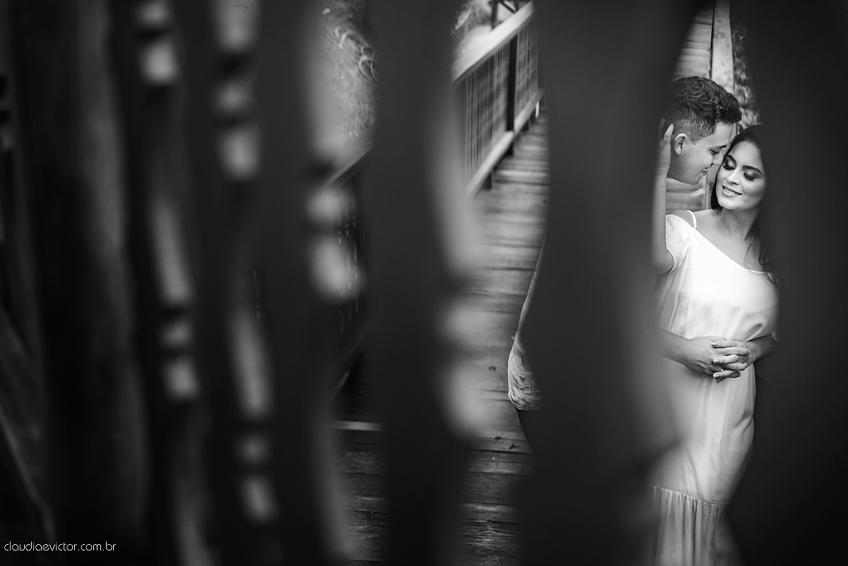 Lindo ensaio de casal realizado em domingos martins por fotógrafos de casamento de vila velha fotógrafos de casamento de vitória fotógrafos de casamento de serra com noivo noiva ponte e flores