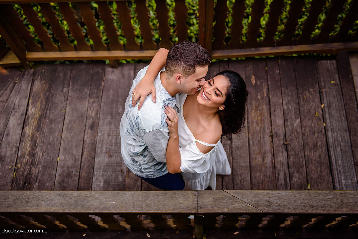 Lindo ensaio de casal realizado em domingos martins por fotógrafos de casamento de vila velha fotógrafos de casamento de vitória fotógrafos de casamento de serra com noivo noiva ponte e flores