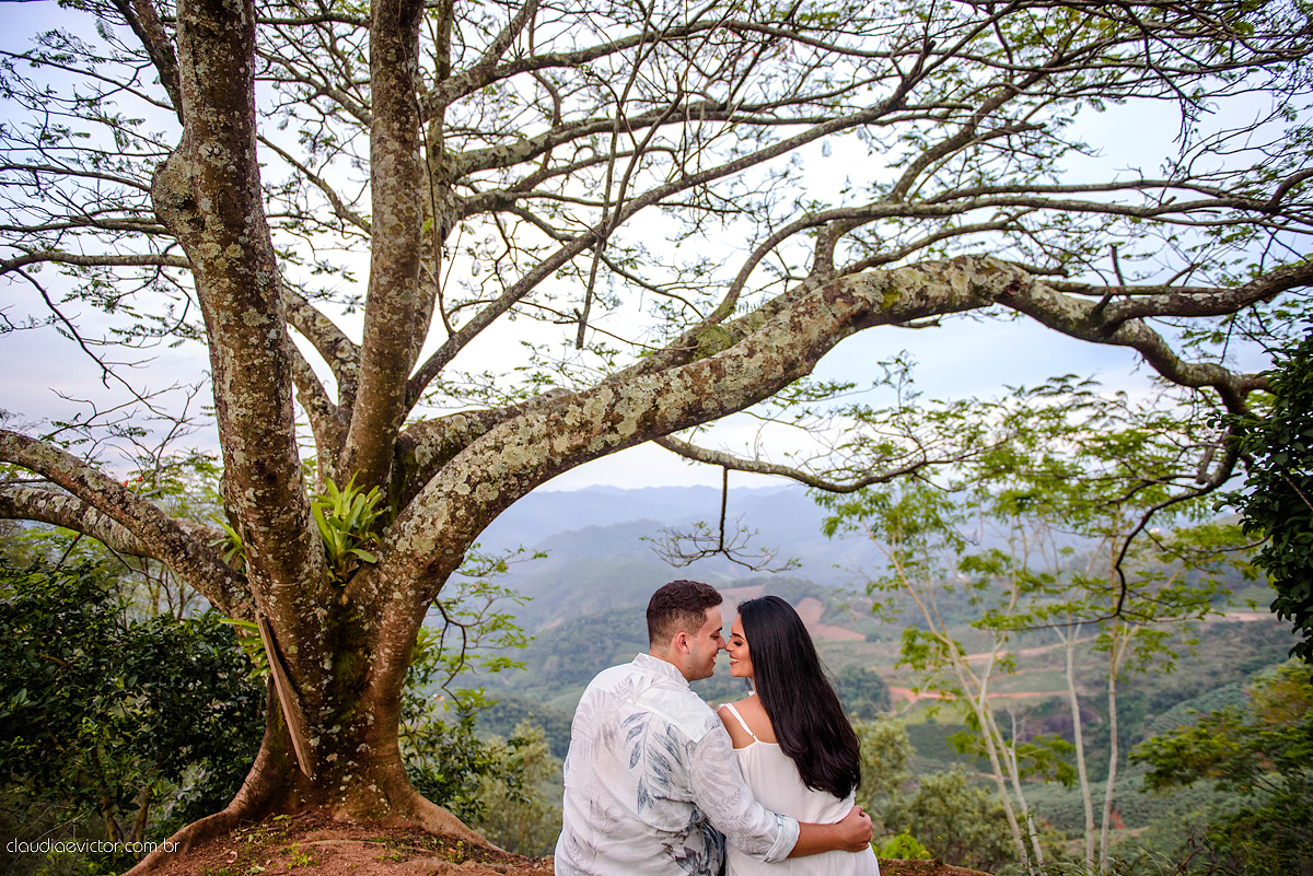Lindo ensaio de casal realizado em domingos martins por fotógrafos de casamento de vila velha fotógrafos de casamento de vitória fotógrafos de casamento de serra com noivo noiva ponte e flores