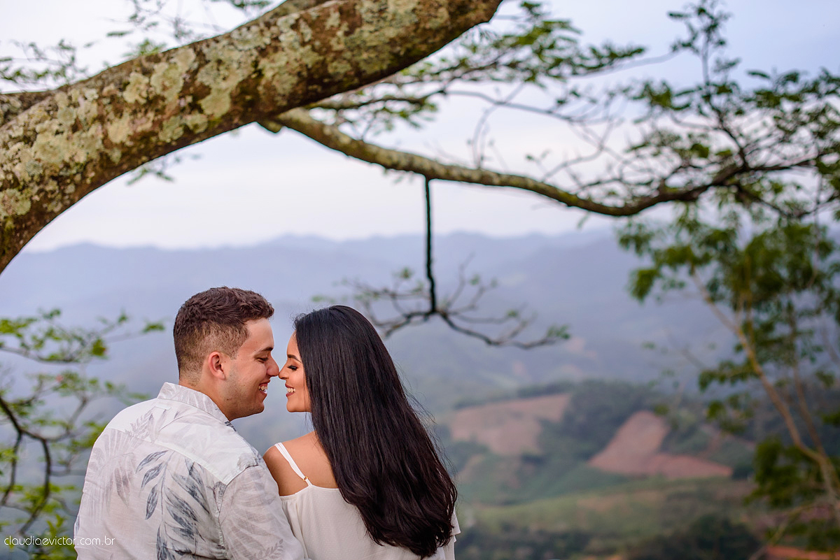 Lindo ensaio de casal realizado em domingos martins por fotógrafos de casamento de vila velha fotógrafos de casamento de vitória fotógrafos de casamento de serra com noivo noiva ponte e flores