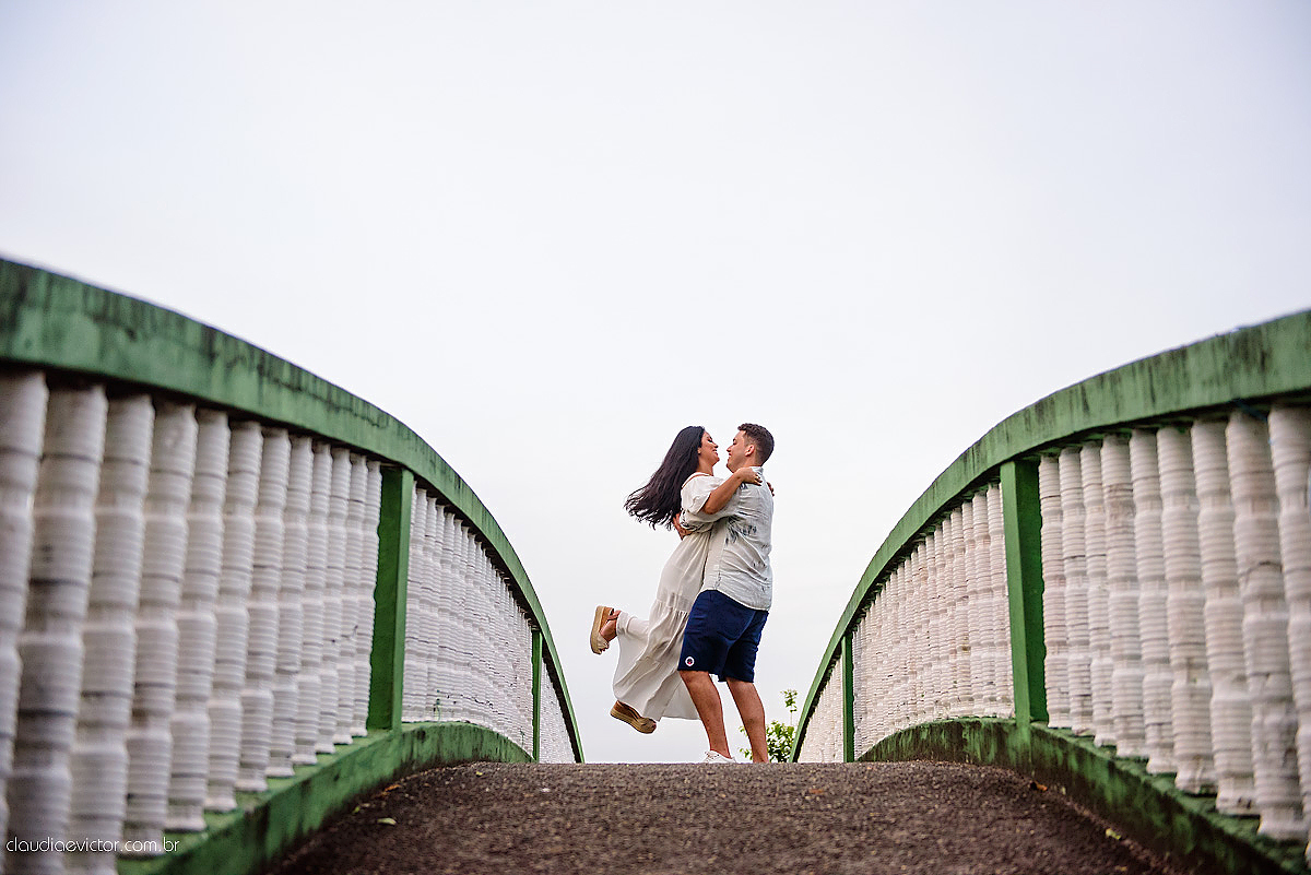 Lindo ensaio de casal realizado em domingos martins por fotógrafos de casamento de vila velha fotógrafos de casamento de vitória fotógrafos de casamento de serra com noivo noiva ponte e flores