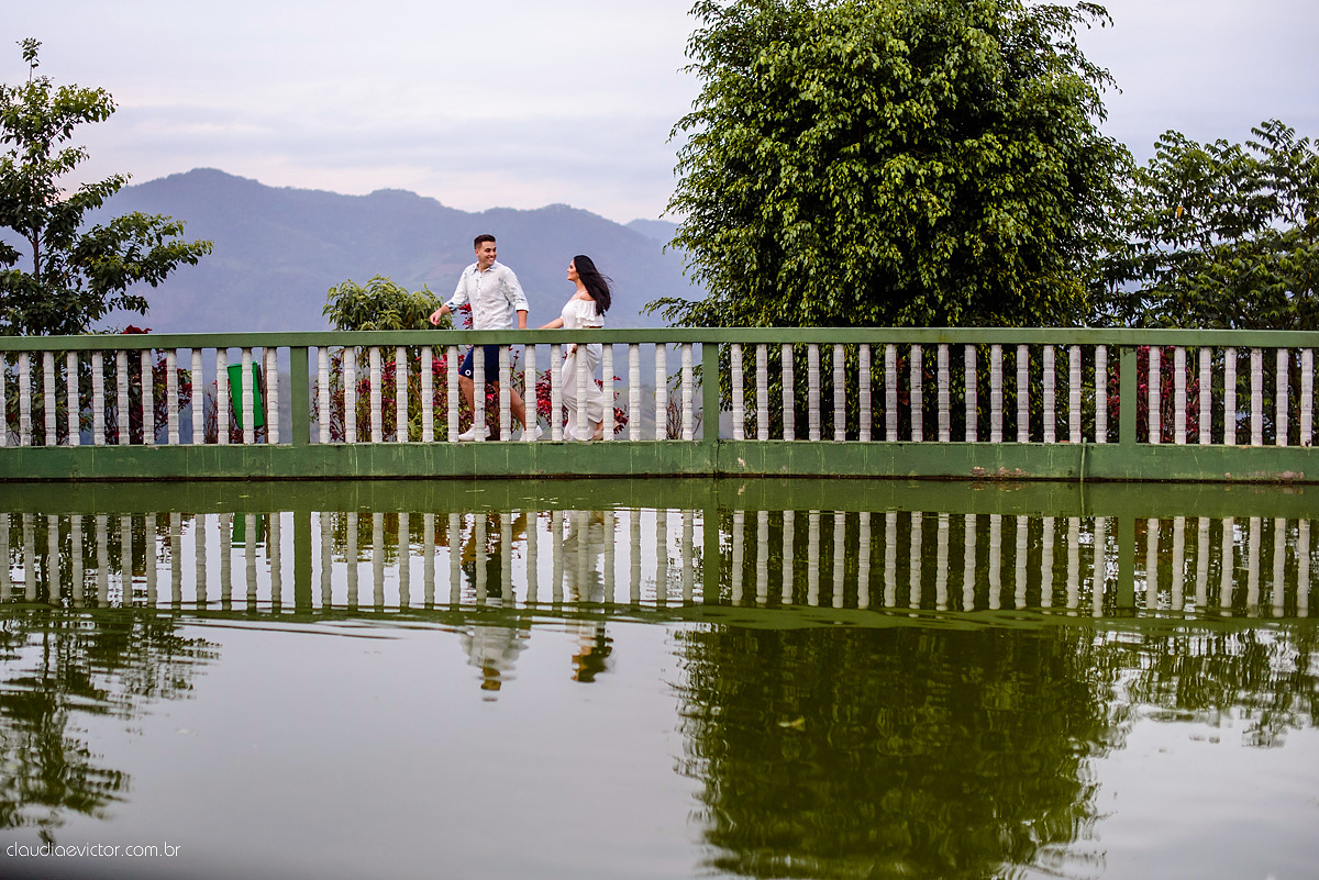 Lindo ensaio de casal realizado em domingos martins por fotógrafos de casamento de vila velha fotógrafos de casamento de vitória fotógrafos de casamento de serra com noivo noiva ponte e flores