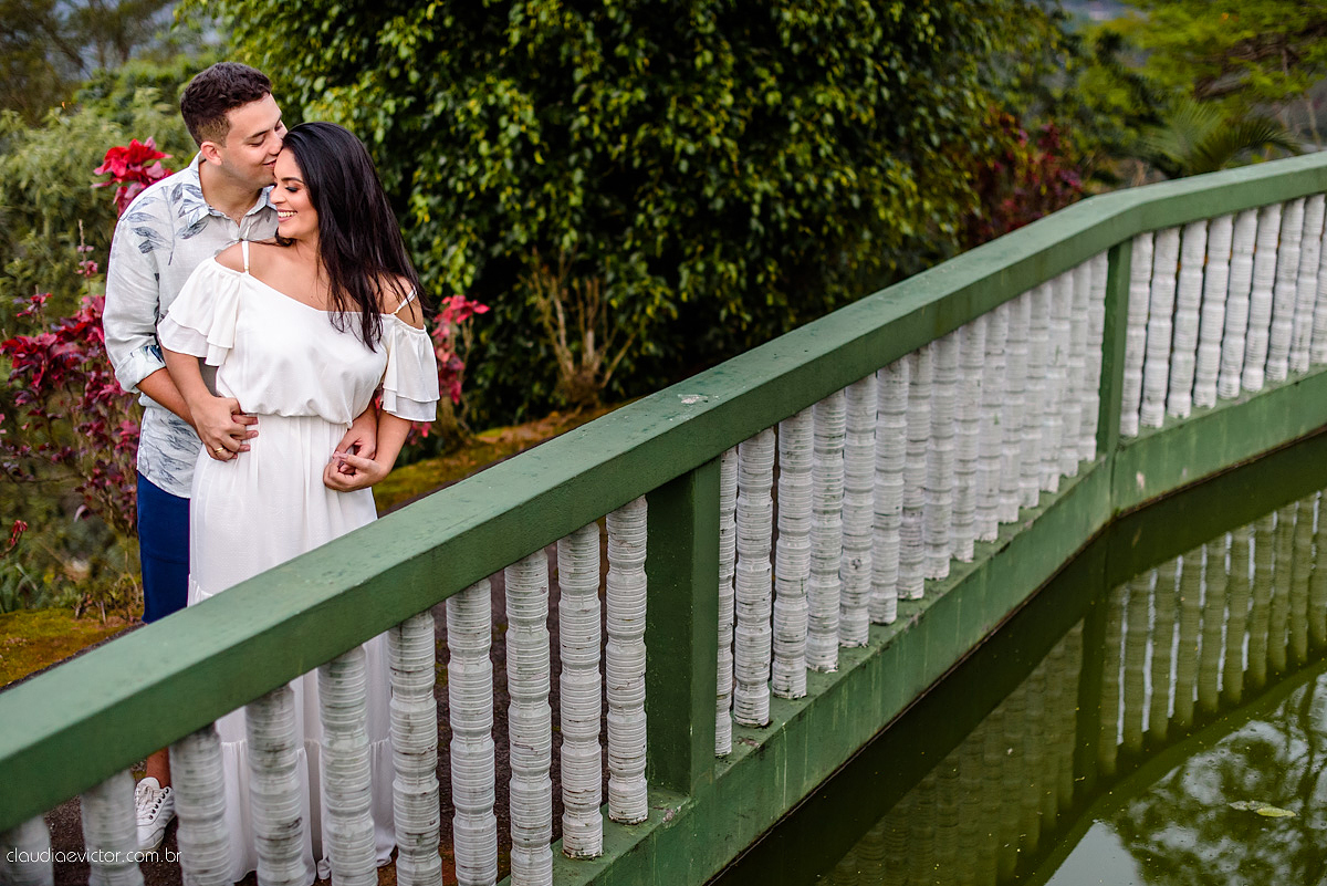Lindo ensaio de casal realizado em domingos martins por fotógrafos de casamento de vila velha fotógrafos de casamento de vitória fotógrafos de casamento de serra com noivo noiva ponte e flores