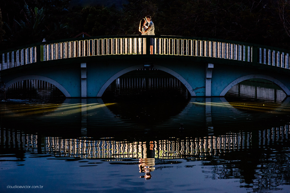 Lindo ensaio de casal realizado em domingos martins por fotógrafos de casamento de vila velha fotógrafos de casamento de vitória fotógrafos de casamento de serra com noivo noiva ponte e flores