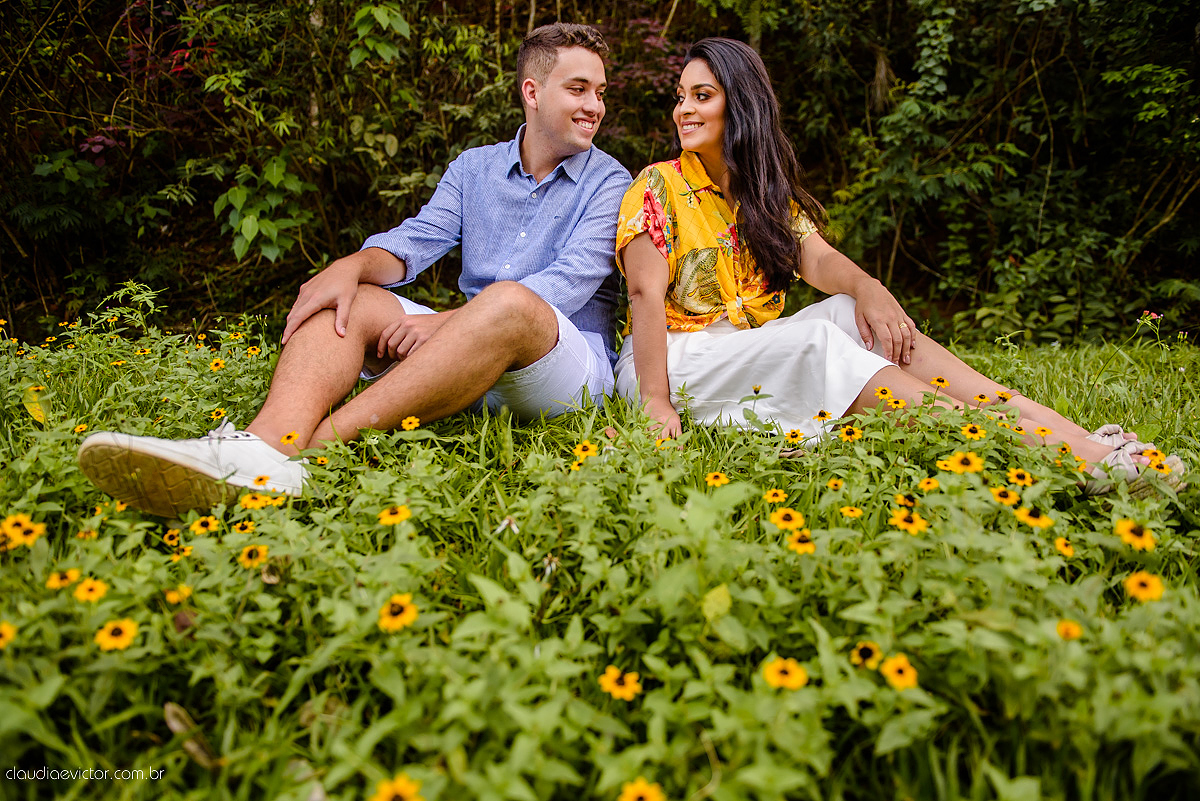 Lindo ensaio de casal realizado em domingos martins por fotógrafos de casamento de vila velha fotógrafos de casamento de vitória fotógrafos de casamento de serra com noivo noiva ponte e flores