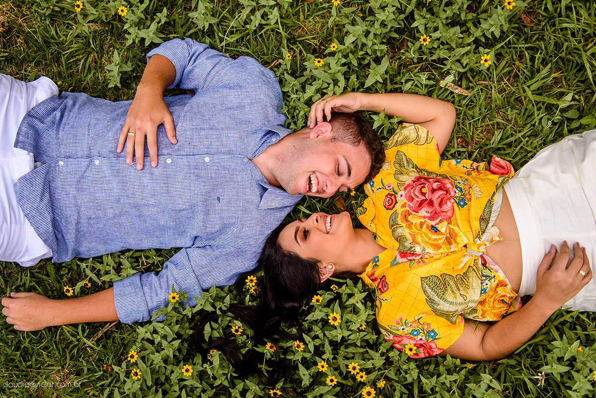 Lindo ensaio de casal realizado em domingos martins por fotógrafos de casamento de vila velha fotógrafos de casamento de vitória fotógrafos de casamento de serra com noivo noiva ponte e flores