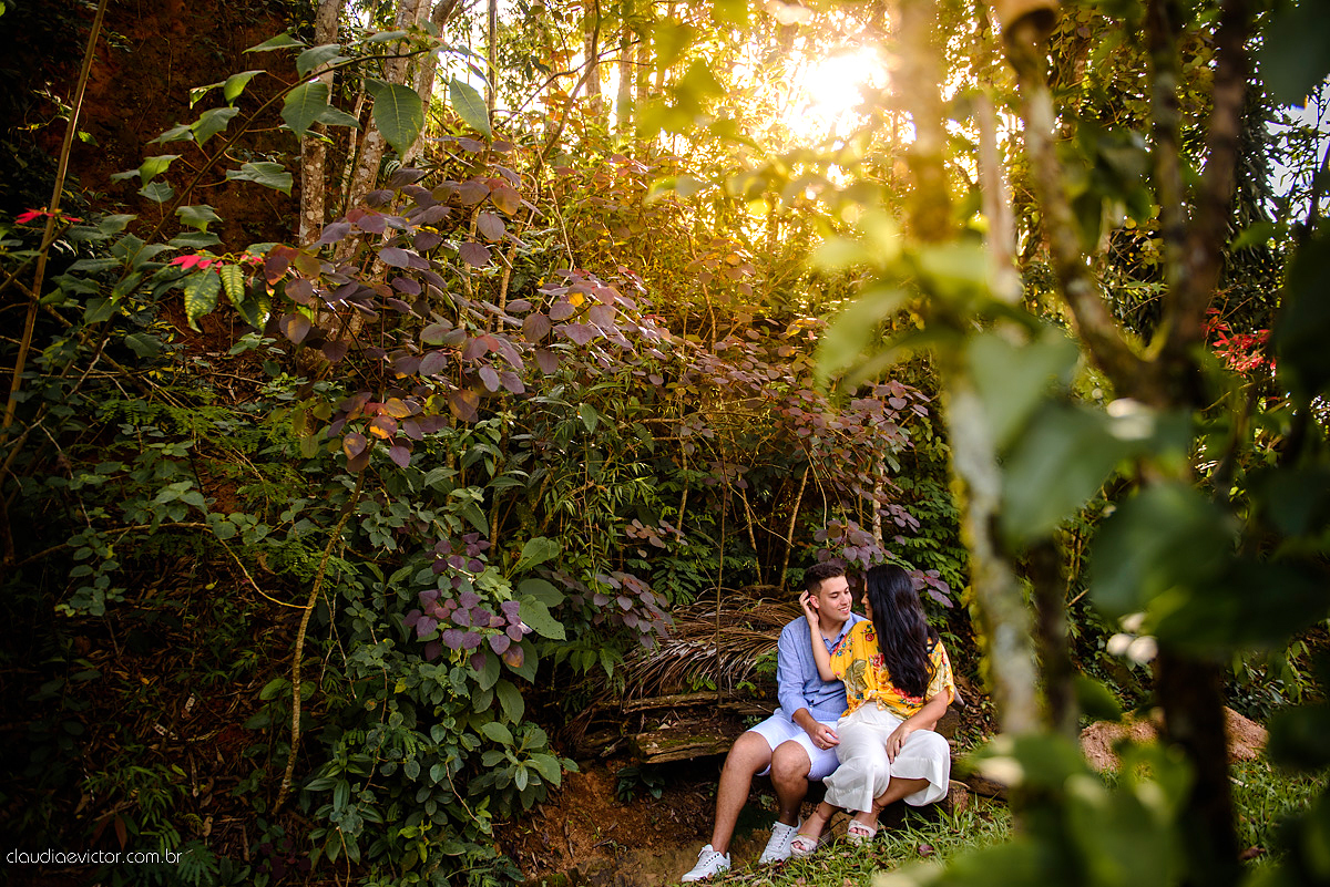 Lindo ensaio de casal realizado em domingos martins por fotógrafos de casamento de vila velha fotógrafos de casamento de vitória fotógrafos de casamento de serra com noivo noiva ponte e flores
