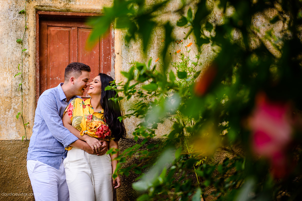 Lindo ensaio de casal realizado em domingos martins por fotógrafos de casamento de vila velha fotógrafos de casamento de vitória fotógrafos de casamento de serra com noivo noiva ponte e flores