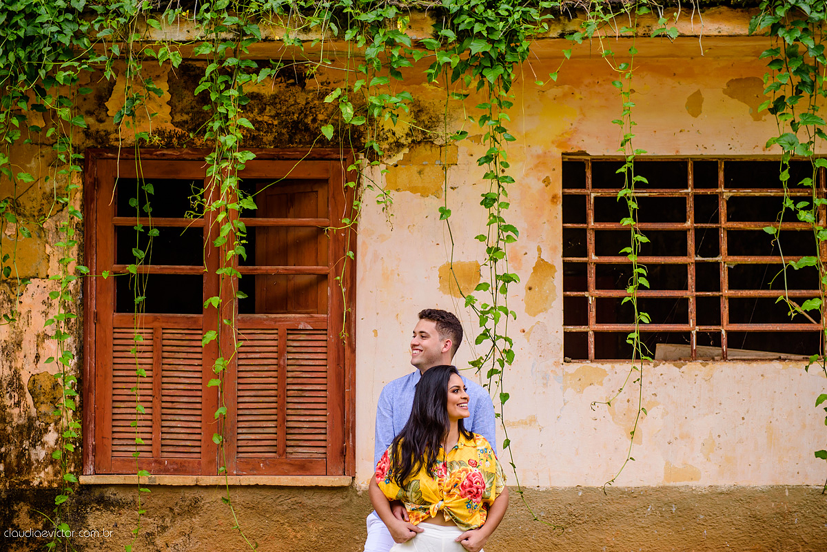 Lindo ensaio de casal realizado em domingos martins por fotógrafos de casamento de vila velha fotógrafos de casamento de vitória fotógrafos de casamento de serra com noivo noiva ponte e flores