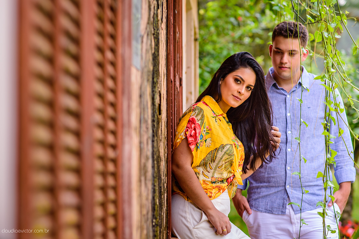 Lindo ensaio de casal realizado em domingos martins por fotógrafos de casamento de vila velha fotógrafos de casamento de vitória fotógrafos de casamento de serra com noivo noiva ponte e flores
