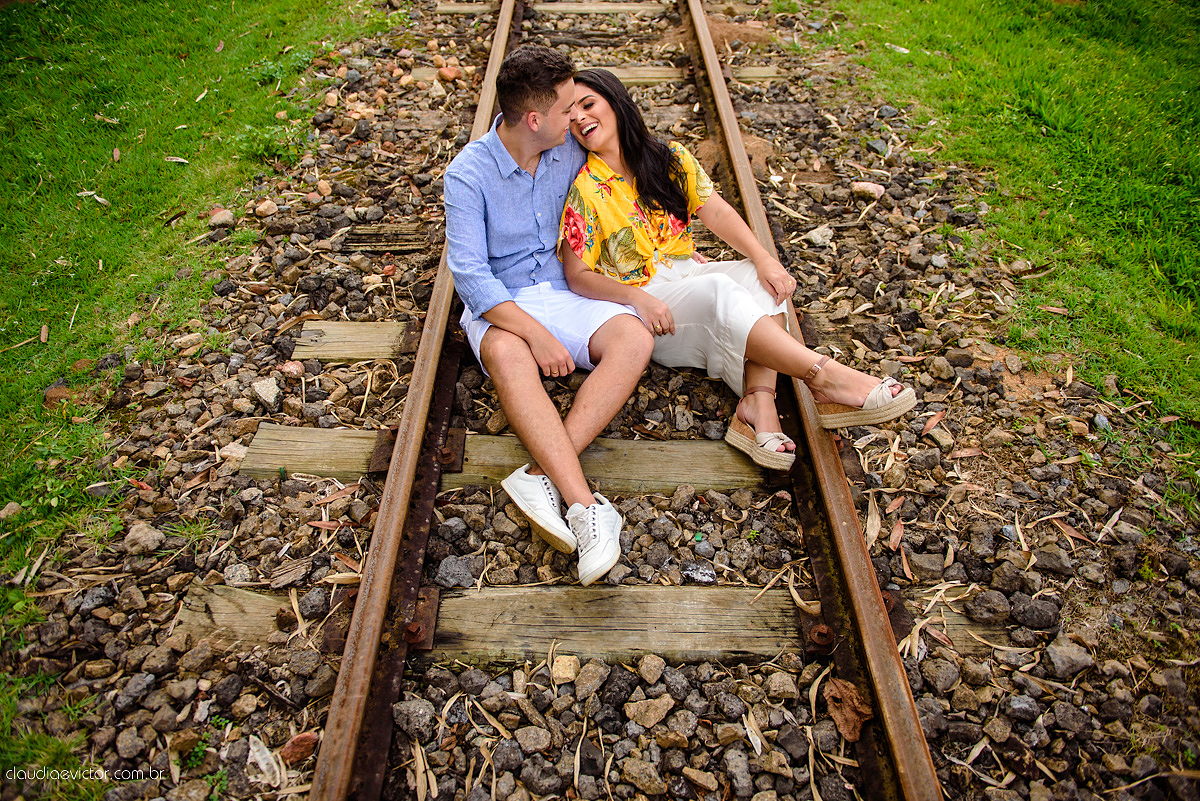 Lindo ensaio de casal realizado em domingos martins por fotógrafos de casamento de vila velha fotógrafos de casamento de vitória fotógrafos de casamento de serra com noivo noiva ponte e flores