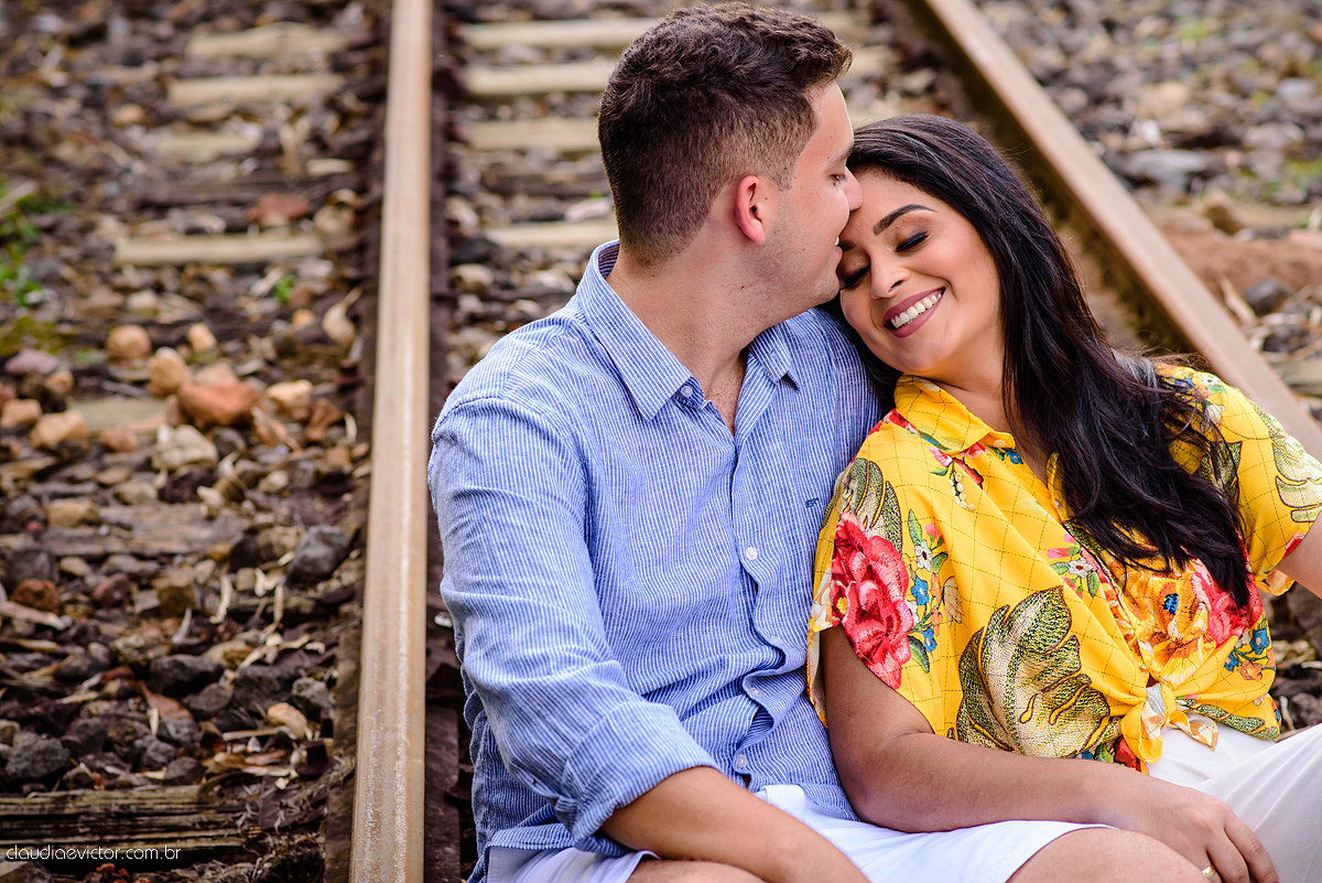 Lindo ensaio de casal realizado em domingos martins por fotógrafos de casamento de vila velha fotógrafos de casamento de vitória fotógrafos de casamento de serra com noivo noiva ponte e flores