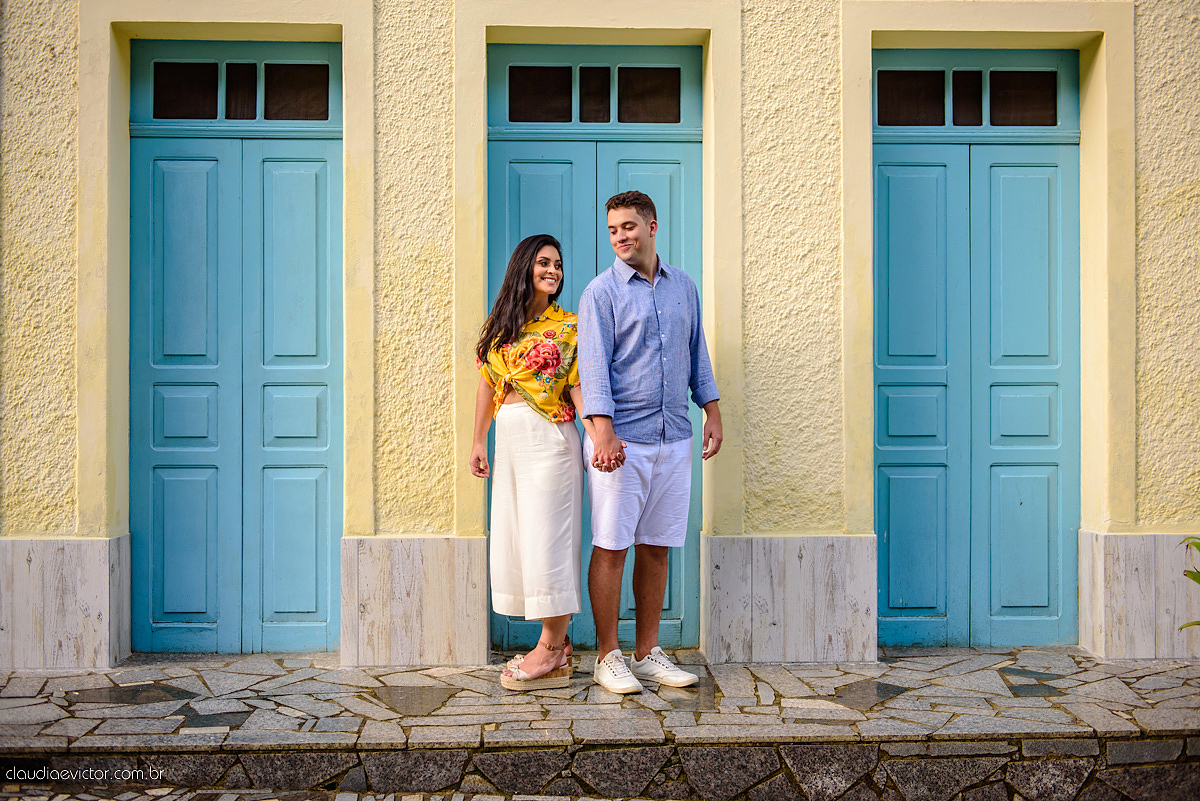 Lindo ensaio de casal realizado em domingos martins por fotógrafos de casamento de vila velha fotógrafos de casamento de vitória fotógrafos de casamento de serra com noivo noiva ponte e flores