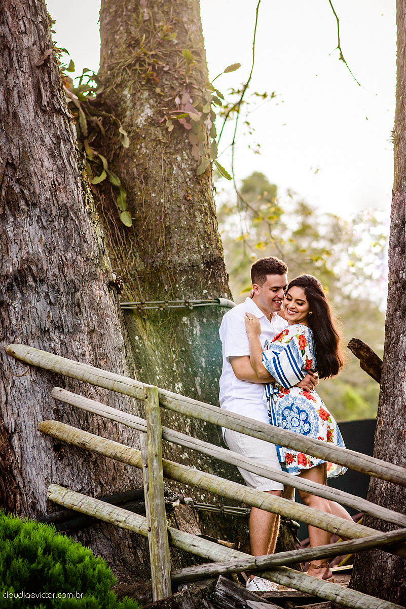 Lindo ensaio de casal realizado em domingos martins por fotógrafos de casamento de vila velha fotógrafos de casamento de vitória fotógrafos de casamento de serra com noivo noiva ponte e flores