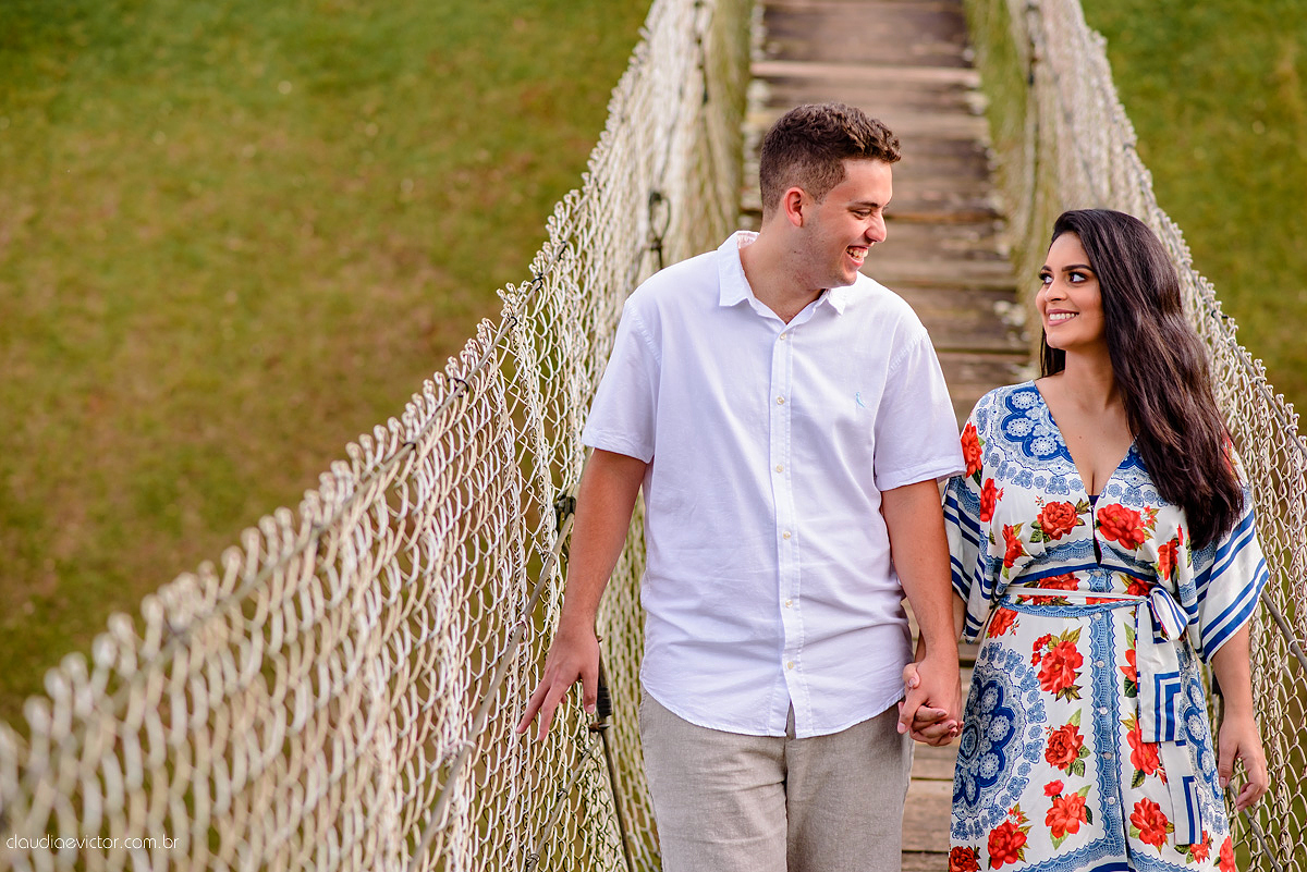 Lindo ensaio de casal realizado em domingos martins por fotógrafos de casamento de vila velha fotógrafos de casamento de vitória fotógrafos de casamento de serra com noivo noiva ponte e flores