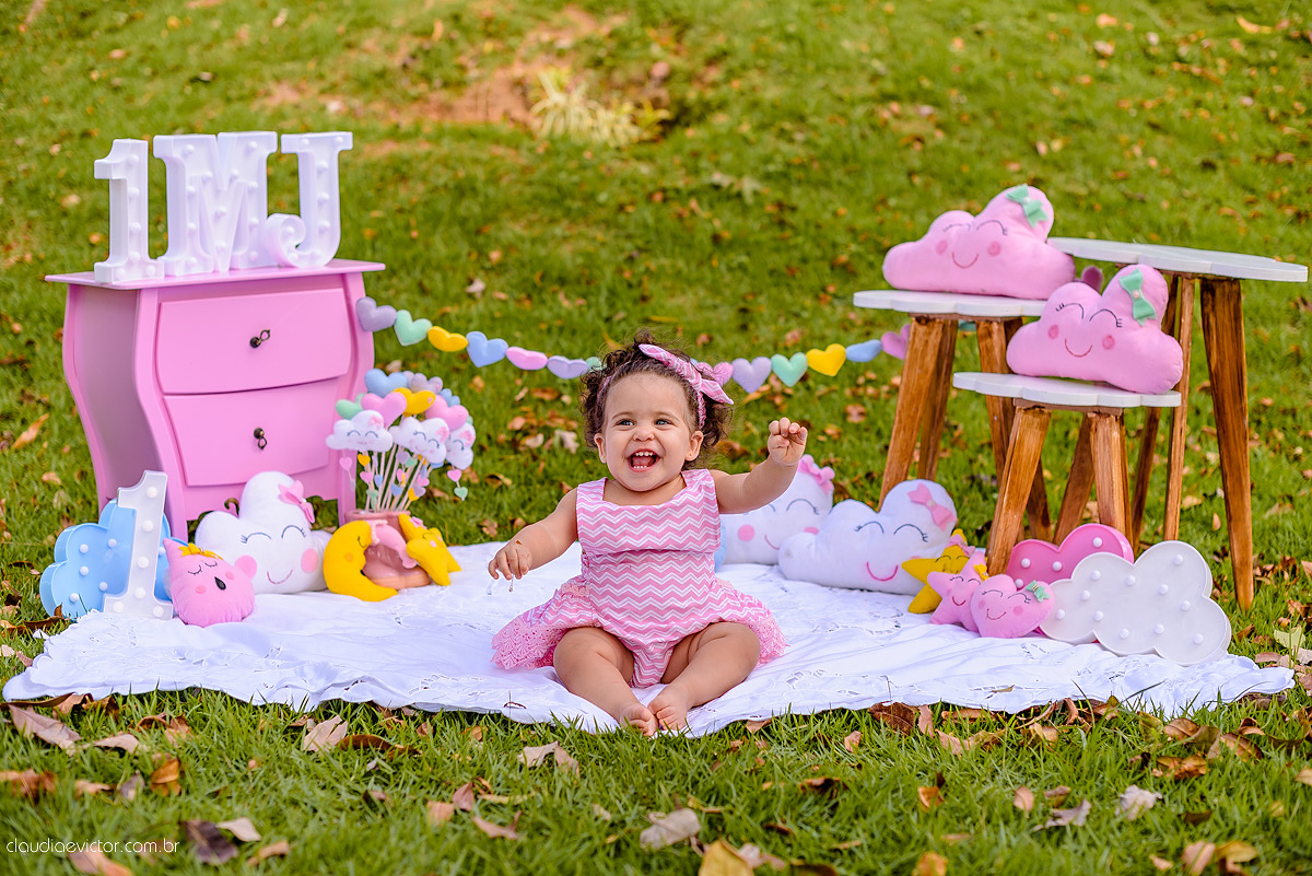Lindo ensaio infantil feito na ilha do frade com chuva de bênçãos e bebê de 1 ano fotografado por fotógrafos de casamento de vila velha fotógrafos de casamento de vitória fotógrafos de casamento de serra espirito santo es
