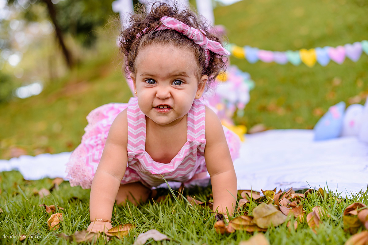 Lindo ensaio infantil feito na ilha do frade com chuva de bênçãos e bebê de 1 ano fotografado por fotógrafos de casamento de vila velha fotógrafos de casamento de vitória fotógrafos de casamento de serra espirito santo es