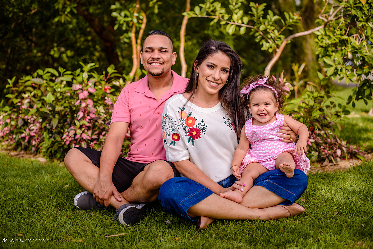 Lindo ensaio infantil feito na ilha do frade com chuva de bênçãos e bebê de 1 ano fotografado por fotógrafos de casamento de vila velha fotógrafos de casamento de vitória fotógrafos de casamento de serra espirito santo es