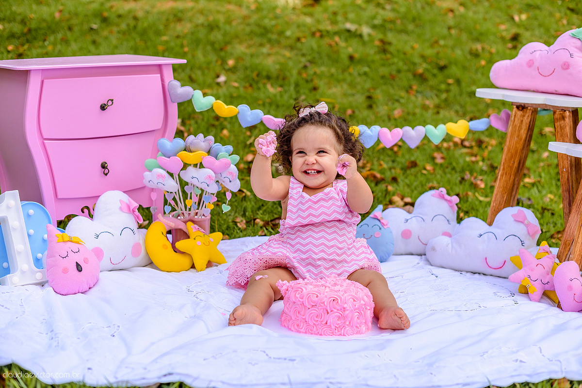 Lindo ensaio infantil feito na ilha do frade com chuva de bênçãos e bebê de 1 ano fotografado por fotógrafos de casamento de vila velha fotógrafos de casamento de vitória fotógrafos de casamento de serra espirito santo es