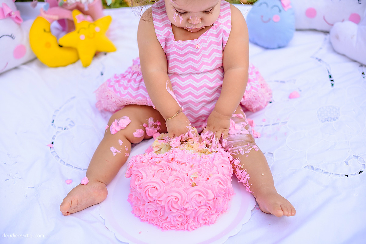Lindo ensaio infantil feito na ilha do frade com chuva de bênçãos e bebê de 1 ano fotografado por fotógrafos de casamento de vila velha fotógrafos de casamento de vitória fotógrafos de casamento de serra espirito santo es
