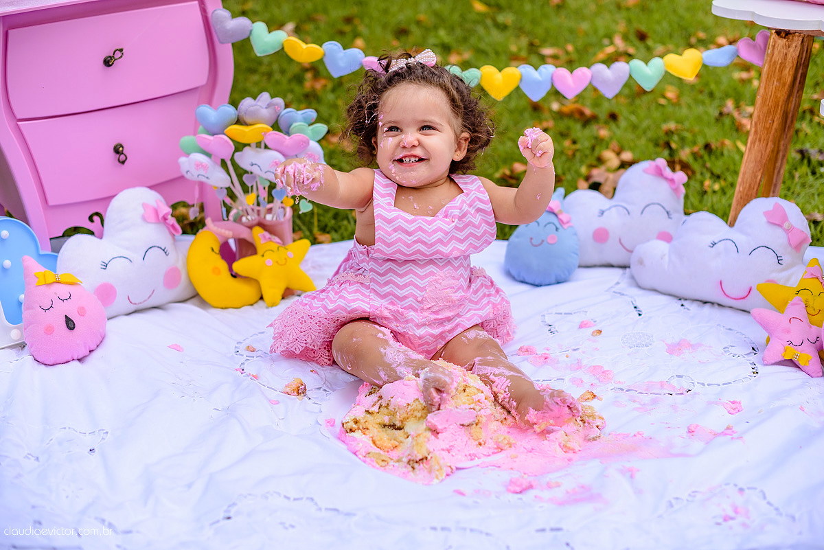 Lindo ensaio infantil feito na ilha do frade com chuva de bênçãos e bebê de 1 ano fotografado por fotógrafos de casamento de vila velha fotógrafos de casamento de vitória fotógrafos de casamento de serra espirito santo es