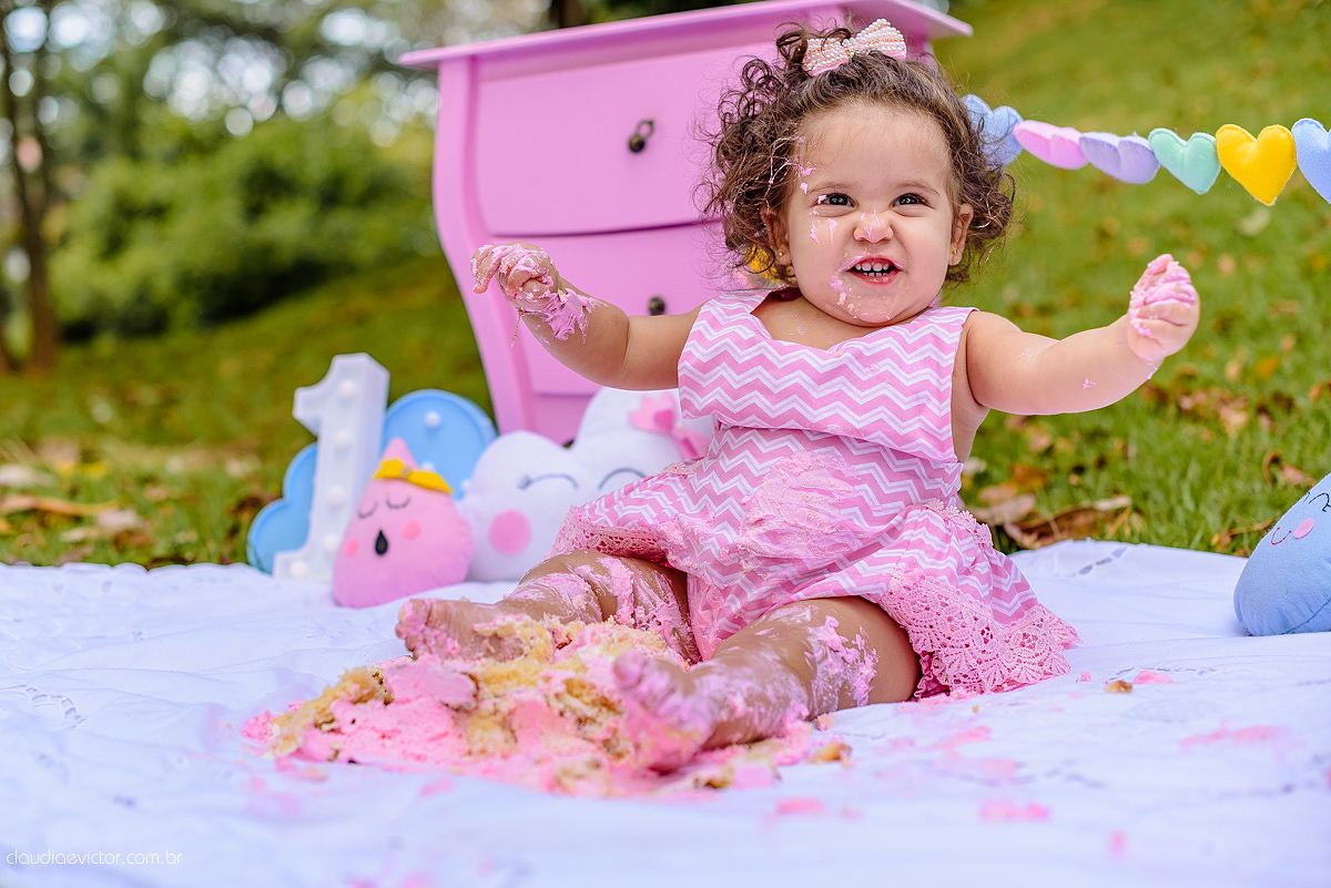 Lindo ensaio infantil feito na ilha do frade com chuva de bênçãos e bebê de 1 ano fotografado por fotógrafos de casamento de vila velha fotógrafos de casamento de vitória fotógrafos de casamento de serra espirito santo es