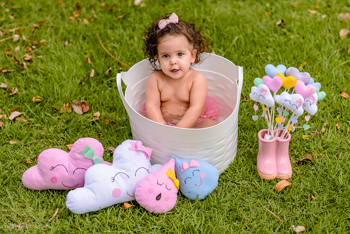 Lindo ensaio infantil feito na ilha do frade com chuva de bênçãos e bebê de 1 ano fotografado por fotógrafos de casamento de vila velha fotógrafos de casamento de vitória fotógrafos de casamento de serra espirito santo es
