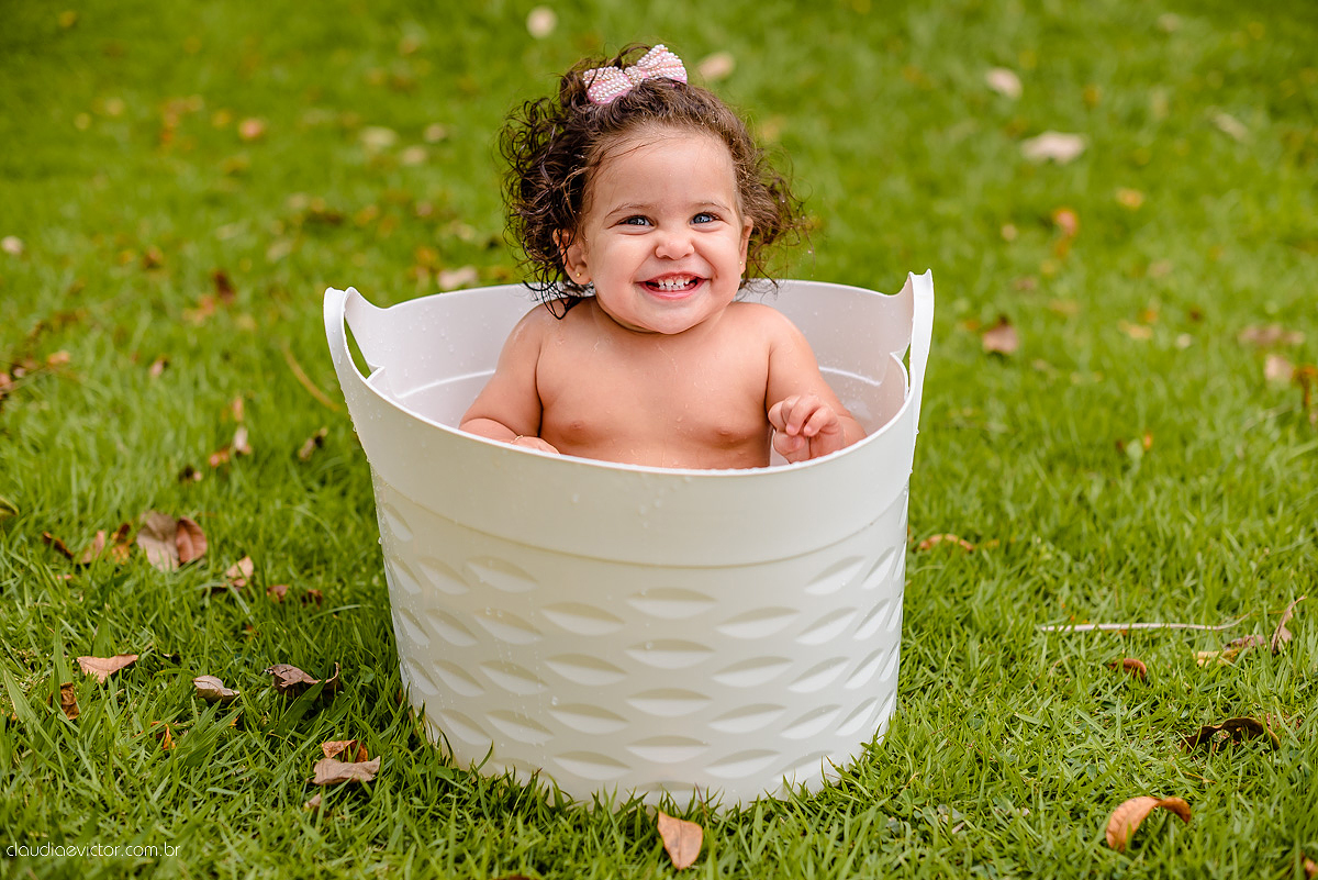 Lindo ensaio infantil feito na ilha do frade com chuva de bênçãos e bebê de 1 ano fotografado por fotógrafos de casamento de vila velha fotógrafos de casamento de vitória fotógrafos de casamento de serra espirito santo es