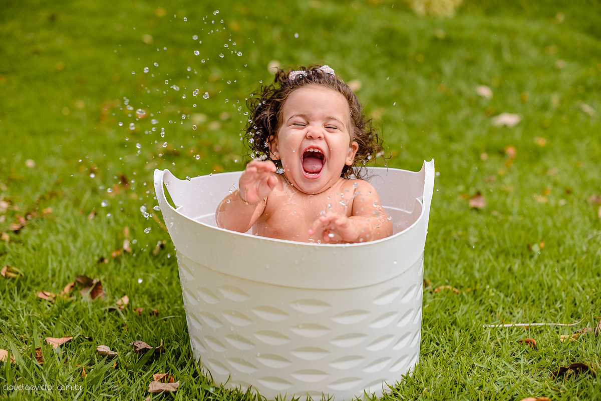 Lindo ensaio infantil feito na ilha do frade com chuva de bênçãos e bebê de 1 ano fotografado por fotógrafos de casamento de vila velha fotógrafos de casamento de vitória fotógrafos de casamento de serra espirito santo es