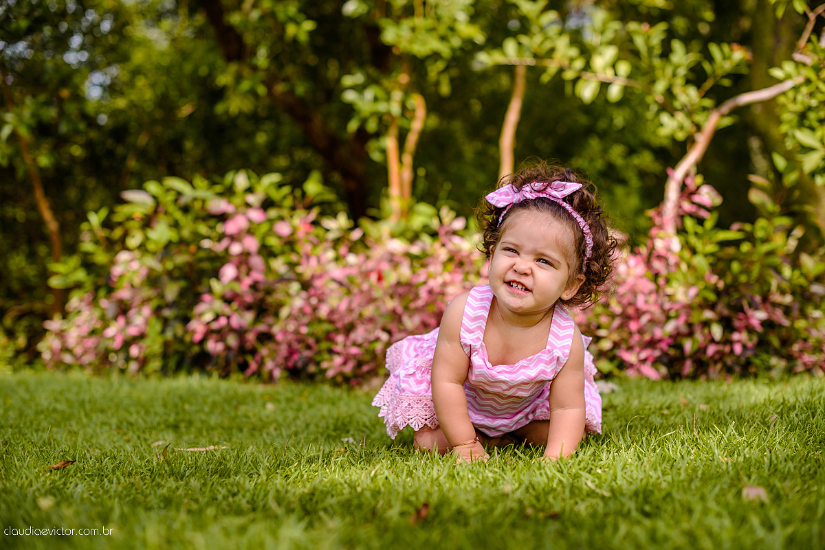 Lindo ensaio infantil feito na ilha do frade com chuva de bênçãos e bebê de 1 ano fotografado por fotógrafos de casamento de vila velha fotógrafos de casamento de vitória fotógrafos de casamento de serra espirito santo es