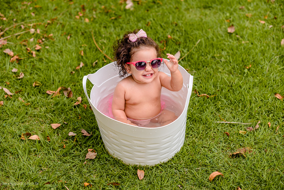 Lindo ensaio infantil feito na ilha do frade com chuva de bênçãos e bebê de 1 ano fotografado por fotógrafos de casamento de vila velha fotógrafos de casamento de vitória fotógrafos de casamento de serra espirito santo es