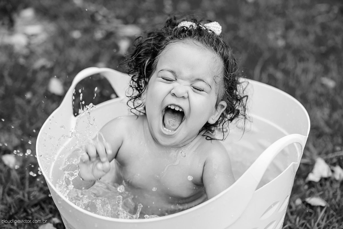 Lindo ensaio infantil feito na ilha do frade com chuva de bênçãos e bebê de 1 ano fotografado por fotógrafos de casamento de vila velha fotógrafos de casamento de vitória fotógrafos de casamento de serra espirito santo es