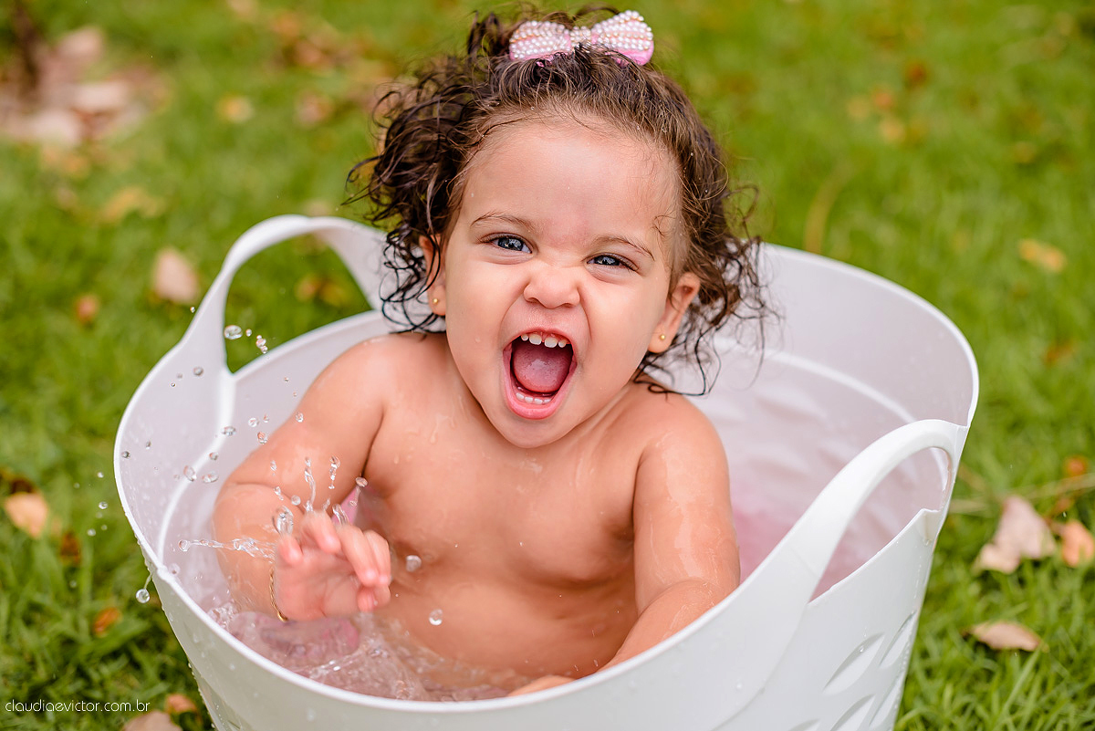 Lindo ensaio infantil feito na ilha do frade com chuva de bênçãos e bebê de 1 ano fotografado por fotógrafos de casamento de vila velha fotógrafos de casamento de vitória fotógrafos de casamento de serra espirito santo es