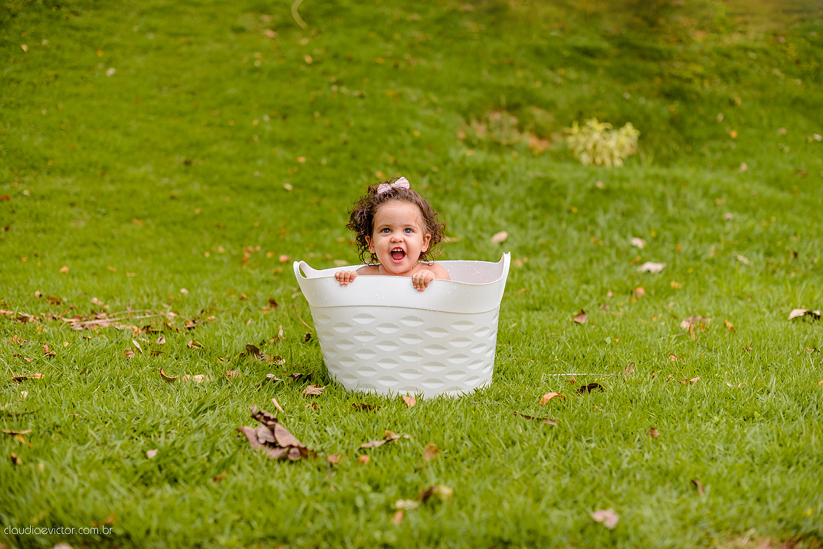 Lindo ensaio infantil feito na ilha do frade com chuva de bênçãos e bebê de 1 ano fotografado por fotógrafos de casamento de vila velha fotógrafos de casamento de vitória fotógrafos de casamento de serra espirito santo es